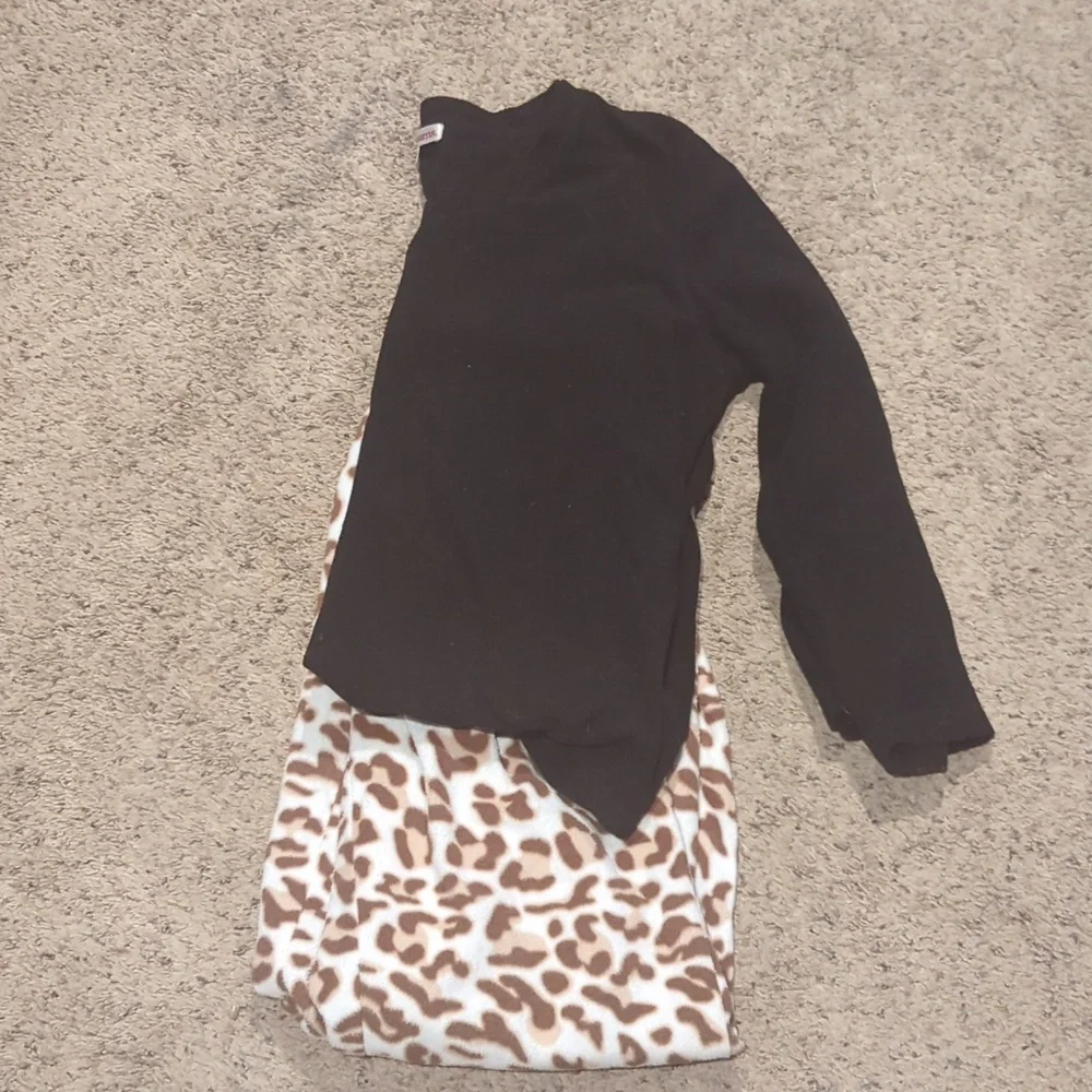 Dearfoams Black Top with Leopard Print Pajama Set - Picture 7 of 7
